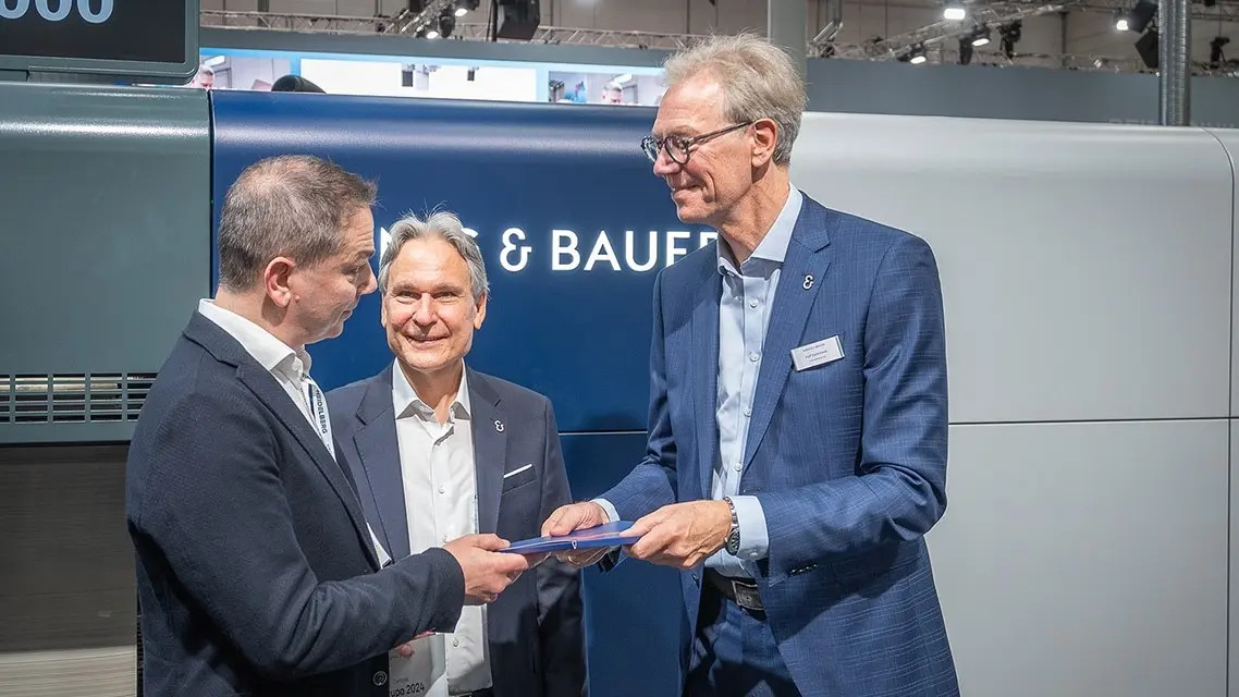 Foto 2: Übergabe der Urkunde